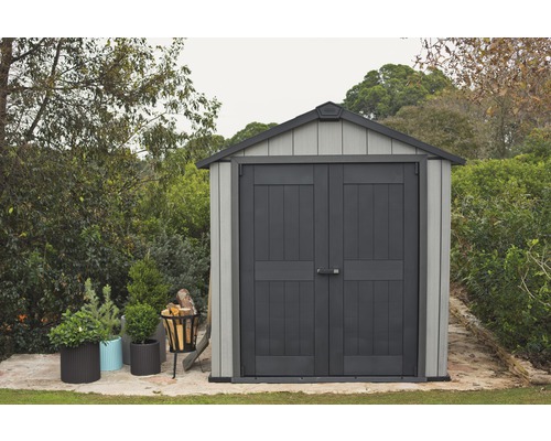 Abri de jardin avec double porte dans le jardin