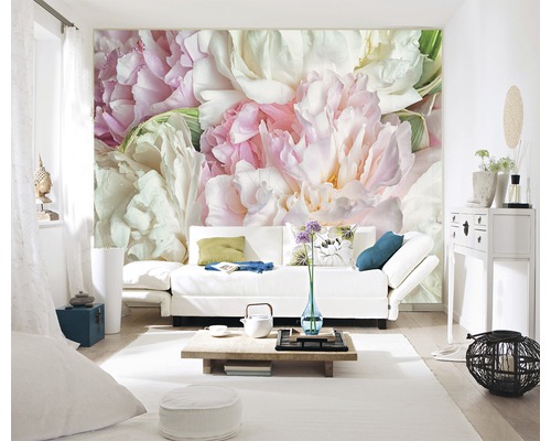Salon avec papier peint photo à motif de pivoines, canapé et accessoires de décoration intérieure.