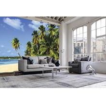 Wohnzimmer mit Fototapete einer tropischen Strandlandschaft