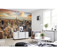 Wohnzimmer mit Fototapete New York Skyline, Kommode, Sessel und Tisch.