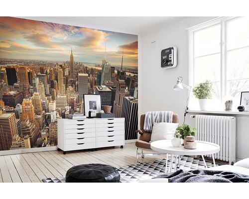 Salon avec papier peint photo Skyline de New York, commode, fauteuil et table.