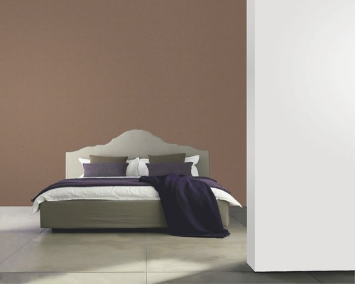 Schlafzimmer mit Doppelbett, Kissen und Decke