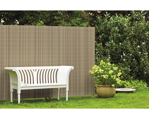 Scène de jardin avec clôture d''intimité, banc de jardin et pot de fleurs