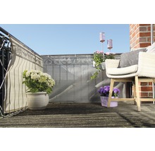 Balkonszene mit Sichtschutz, Stuhl und Blumen
