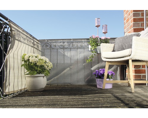 Scène de balcon avec brise-vue, chaise et fleurs