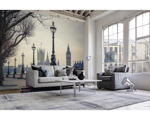 Salon avec papier peint photo Londres, canapé, fauteuil, tapis et table