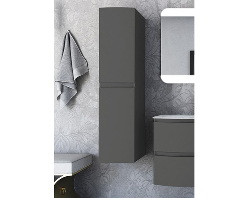 Badezimmer mit Hochschrank, Waschtischunterschrank und Handtuch