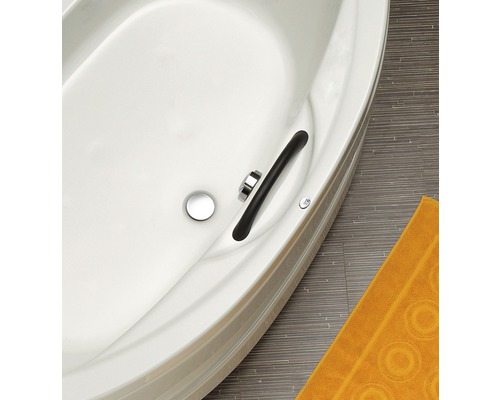 Vue détaillée d''une baignoire avec barre d''appui, bonde et garniture de trop-plein