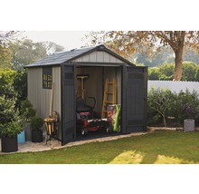 Abri de jardin avec portes ouvertes et outils de jardin dans le jardin