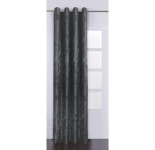 Echarpes décoratives avec œillets et motifs devant une fenêtre