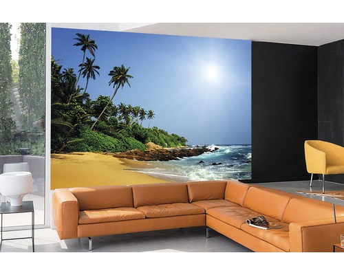 Salon avec papier peint photo d''un paysage de plage tropical.