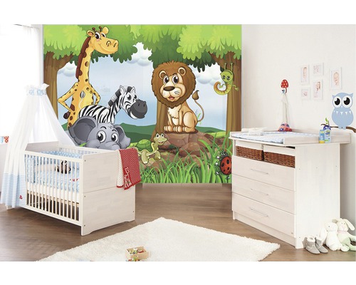 Kinderzimmer mit Kinderbett, Wickelkommode und Tiermotiv-Tapete