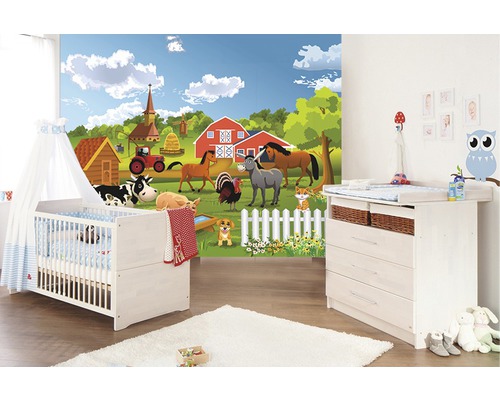 Babyzimmer mit Kinderbett, Wickelkommode und Fototapete Bauernhof