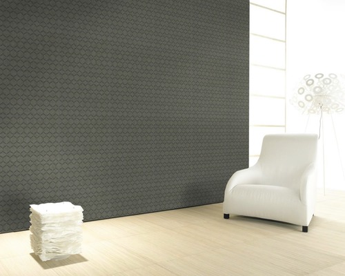 Vue d''une pièce avec papier peint à motifs, fauteuil et lampe