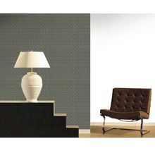 Dekoratives Zimmer mit Tapete, Lampe und Sessel