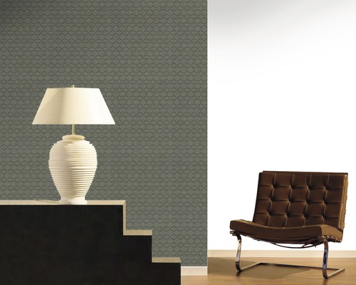 Pièce décorative avec papier peint, lampe et fauteuil