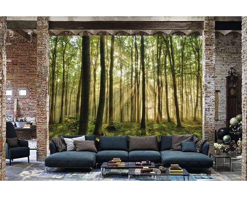 Wohnzimmer mit Wald Fototapete, Couch und Ziegelwand
