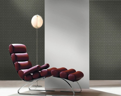 Vue intérieure avec fauteuil, lampadaire et papier peint à motifs.