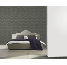 Schlafzimmer mit Doppelbett und gemusterter Tapete