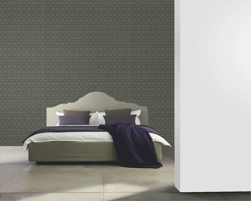 Chambre avec lit double et papier peint à motifs