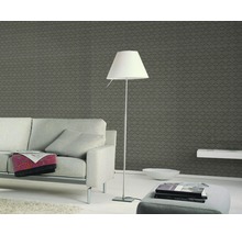 Wohnzimmer mit Sofa, Stehlampe und gemusterter Tapete für ein gemütliches Ambiente