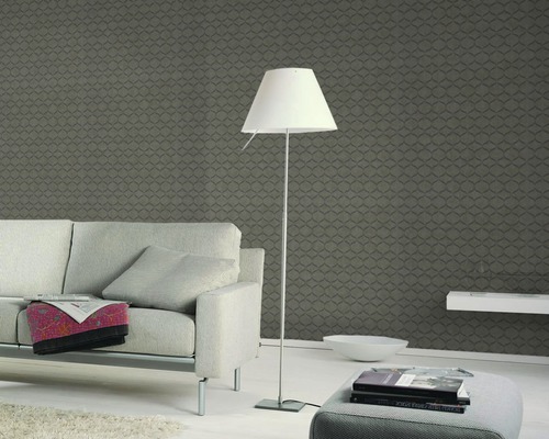 Salon avec canapé, lampadaire et papier peint à motifs pour une ambiance chaleureuse
