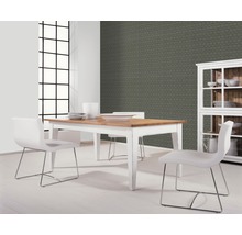 Esszimmer mit Esstisch, Stühlen und Vitrine