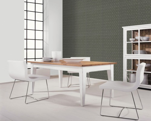 Salle à manger avec table, chaises et vitrine