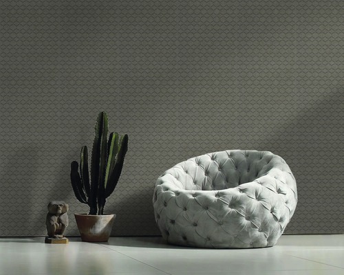 Scène avec fauteuil, cactus et figurine animale décorative sur un sol clair.