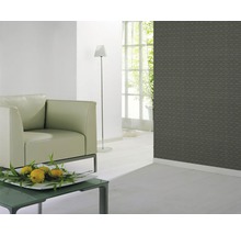 Heller Wohnraum mit Sessel, Stehlampe und gemusterter Tapete
