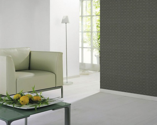 Salon lumineux avec fauteuil, lampadaire et papier peint à motifs