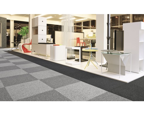 Büroraum mit modularem Teppichboden in Schachbrettmuster und verschiedenen Büromöbeln