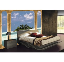 Schlafzimmer mit modernem Bett, Nachttisch und Wandtapete mit Strandmotiv