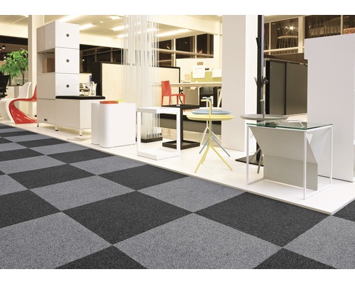 Büroraum mit Teppichfliesen in Schachbrettmuster und weißen Möbeln