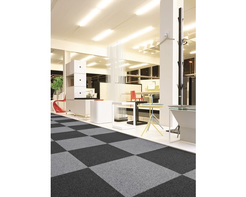 Büro mit Teppichfliesen in Schachbrettmuster, Büromöbeln und heller Beleuchtung