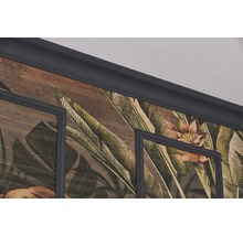 Detailaufnahme eines Zimmers mit Zierleisten und Wandpaneelen mit tropischem Blätter- und Blumenmuster.