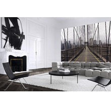 Wohnzimmer mit Fototapete der Brooklyn Bridge, Sofa, Sessel, Couchtisch, Teppich, Kamin und Kunst
