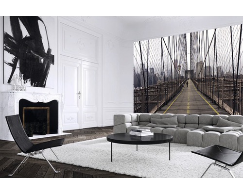 Salon avec papier peint photo du pont de Brooklyn, canapé, fauteuil, table basse, tapis, cheminée et art