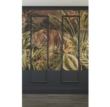 Tapete mit Tiger und Dschungelmotiven an einer Wand mit Zierleisten
