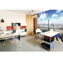 Bureau moderne avec bureaux, étagères et un papier peint photo sur le thème de Paris.