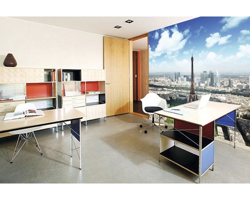 Bureau moderne avec bureaux, étagères et un papier peint photo sur le thème de Paris.