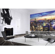 Wohnzimmer mit New Yorker Skyline-Fototapete, Sofa, Teppich und Stühlen