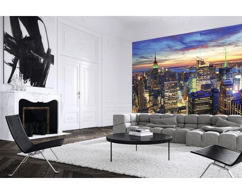 Salon avec papier peint photo de la skyline de New York, canapé, tapis et chaises