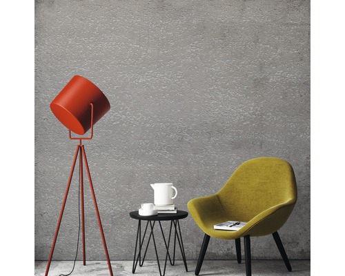 Séjour avec lampadaire, table d''appoint et fauteuil devant un mur texturé