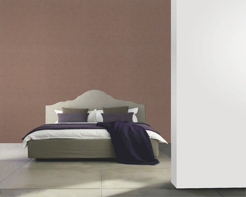 Chambre avec lit double, coussins et jeté de lit