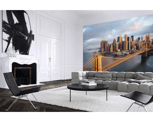 Salon avec papier peint photo, canapé, tapis, fauteuil et cheminée