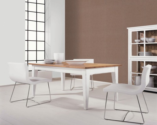 Salle à manger avec table à manger en bois et chaises avec pieds en métal