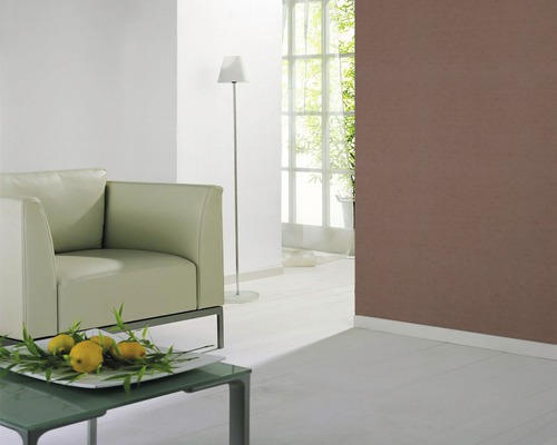 Salon lumineux avec fauteuil, lampadaire et mur marron