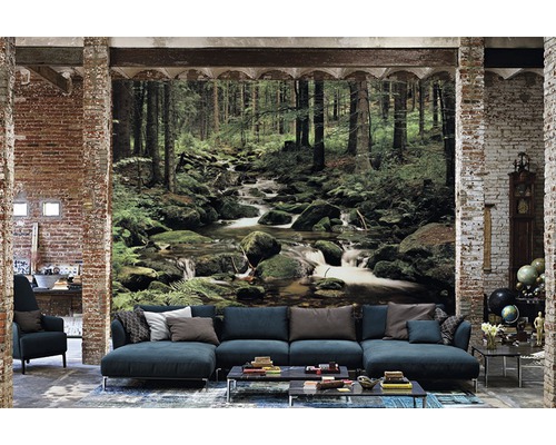 Grand salon avec papier peint photo représentant une forêt traversée par un ruisseau