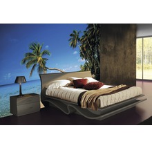 Chambre moderne avec lit, lampe de chevet et papier peint photo avec motif de palmiers